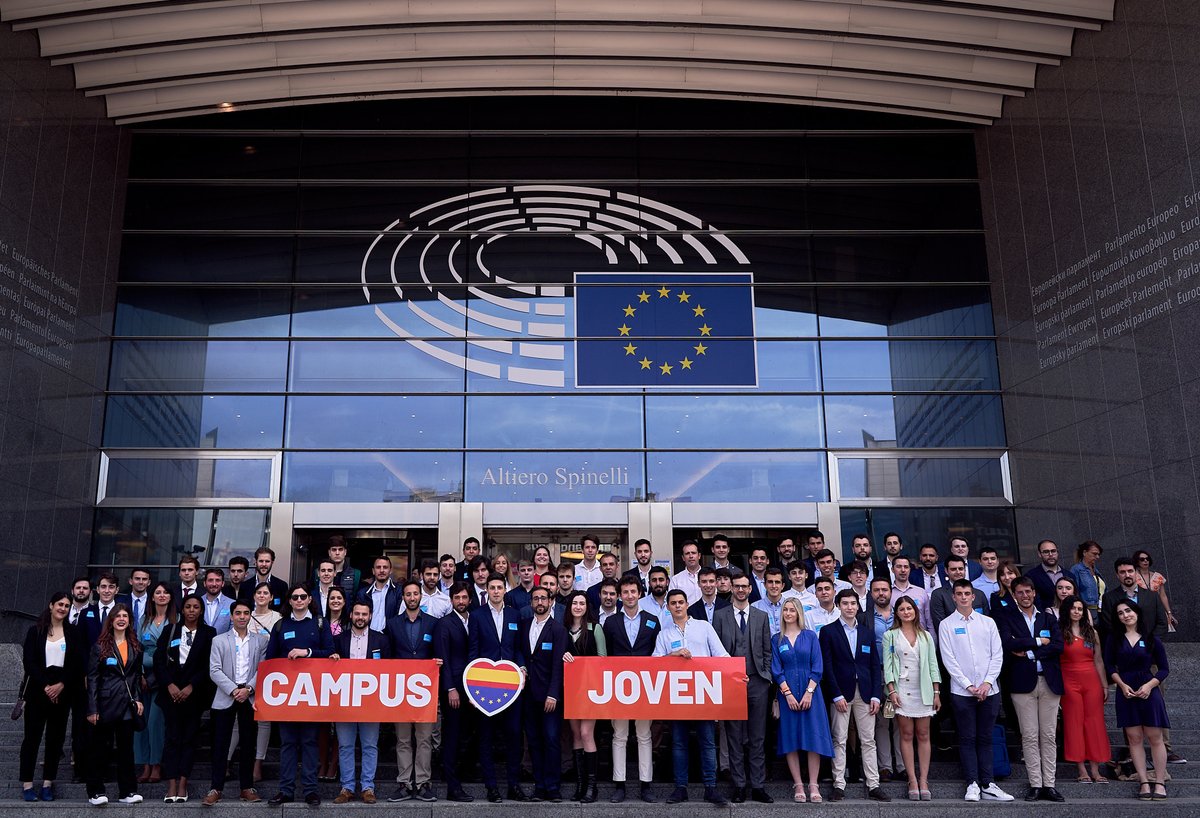 SergiTorresM's tweet photo. 🍊 Los @jovenesCs estamos en #Bruselas 🇧🇪 reivindicando la #RebeliónLiberal que estamos llevando a cabo para reconstruir #España.

🇪🇺 Sólo con una #UniónEuropea sólida, podremos abordar los retos y peligros a los que nos enfrentamos los europeos.

#CampusJcsEuropa 🔥🐾 https://t.co/7HM5iWuT6D