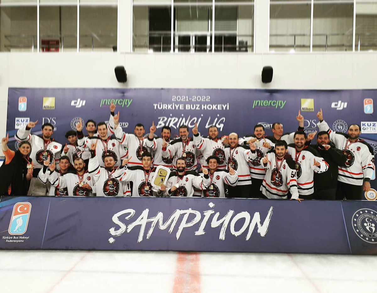 2021-2022 Buz Hokeyi 1. Ligi Şampiyonu olarak Intercity Süper Lig’e yükselen Buz Korsanları Spor Kulübü’nü tebrik ederken, Ligimize katılım sağlayan tüm kulüplerimize de sezon boyunca sergilemiş oldukları mücadeleden ötürü teşekkür ediyorum. 🏒
