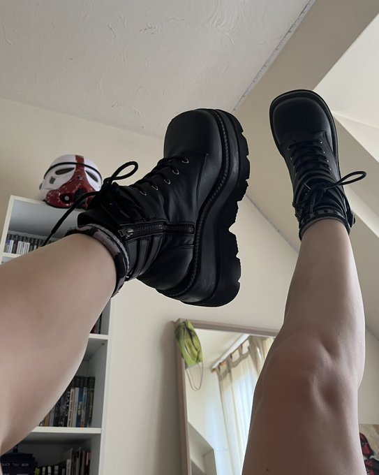 Too short to reach the top shelf? Just get your demonias on 🥲 https://t.co/9Wdl20GdA0