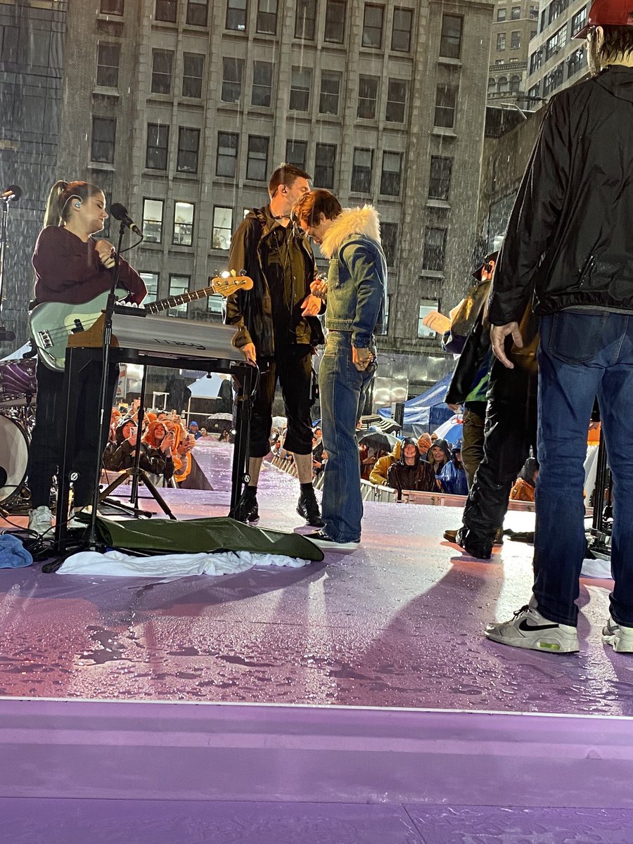 TheHarryNews's tweet image. Harry at rehearsal for the Today Show #HarryStylesToday