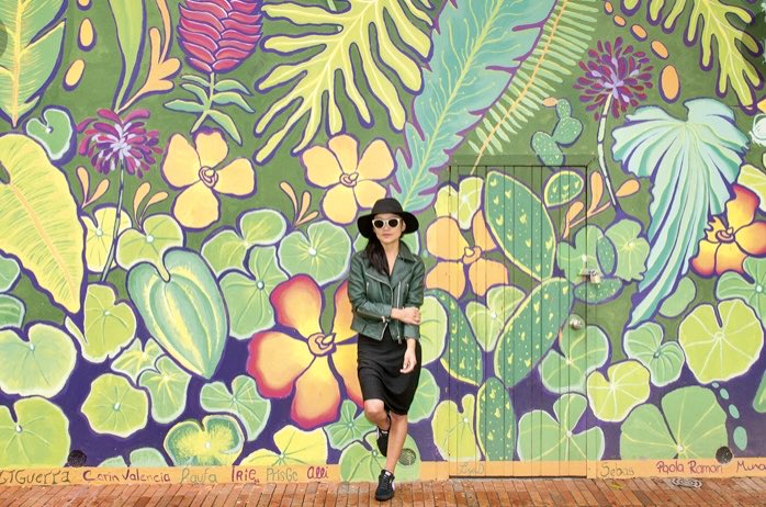 SbastienMlires1's tweet photo. “Mo” Vásquez es quiteña y sus murales se nutren de la inagotable fuerza de la Amazonía ecuatoriana.

A través del arte expresa su mundo de colores, resalta la importancia de  la naturaleza y la belleza que hay en cada planta y animal. Su autenticidad inspira. https://t.co/fMqOhiGQZl