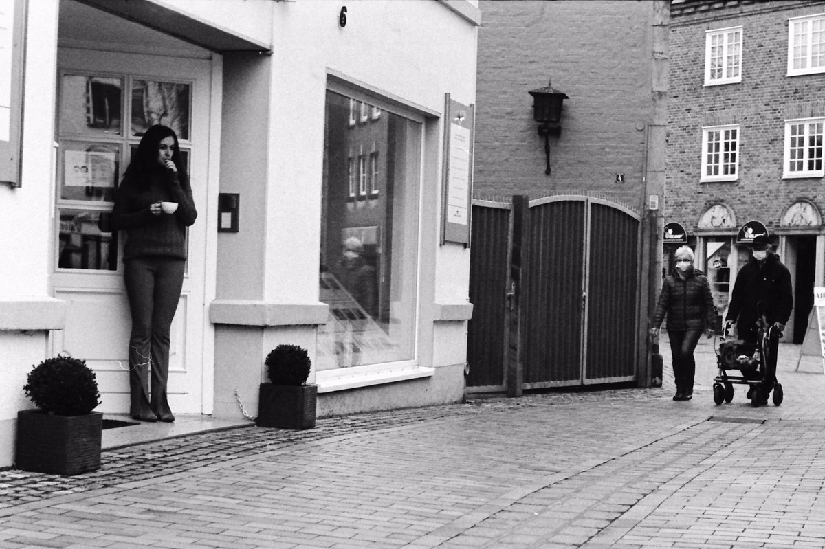 „lunchtime“

Leica M2 
Voigtländer 50mm f1.5
Kodak TX-400

#fineartphotography #leica #leicaphotography #35mmfilm #bnw #blackandwhitephotography #blackandwhite #filmphotography #monochrome #street #streetphotography #citylife #documentary