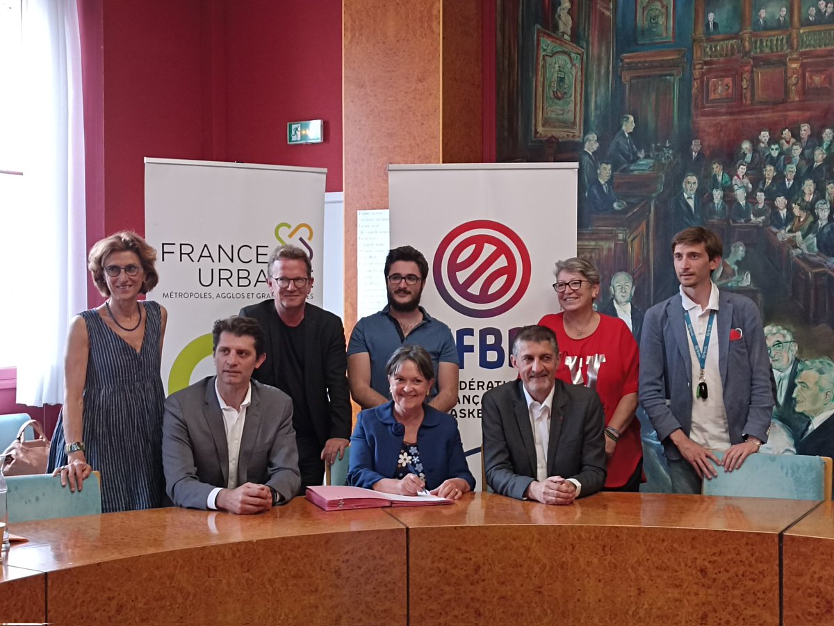 SAILLARD11's tweet photo. Un nouveau partenariat signé entre @ffbasketball et @France_urbaine pour un projet commun autour du développement du BasketBall dans les territoires urbains/Métropoles.
Cc @PierreRabadan @jpsiutat @rosanjou https://t.co/lNN9rqE6xf