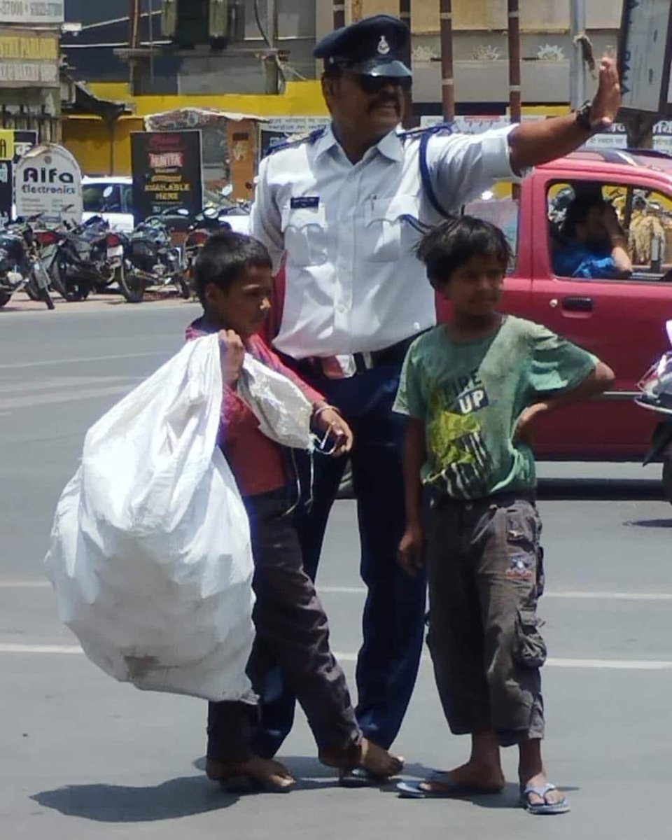 Rajeshwari_Mina's tweet photo. दो बच्चे रोड क्रॉस कर रहे थे बच्चे के पाँव जल रहे थे बच्चे ने कहा सर पांव जल रहे हैं रोड क्रॉस करवा दो पर रोड चालू था !मैने कहा जब तक ट्रैफ़िक रुकता नहीं मेरे पैर पर पैर रख लो ओर जैसे ही उसने ऐसा किया मुझे ऐसा लगा जैसे भगवान ने मेरे ऊपर पांव रख दिए ये अहसास ज़िंदगी भर याद रहेगा ! https://t.co/xW6KyIH1OC