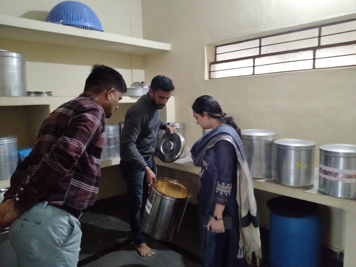 ZP_Mandya's tweet photo. ಸಮಾಜ ಕಲ್ಯಾಣ ಇಲಾಖೆಗೆ ಸೇರಿದ ವಿದ್ಯಾರ್ಥಿ ವಸತಿ ನಿಲಯಗಳಿಗೆ ಮಂಡ್ಯ ಜಿಲ್ಲಾ ಪಂಚಾಯತ್ ಮುಖ್ಯ ಕಾರ್ಯನಿರ್ವಾಹಕ ಅಧಿಕಾರಿ ದಿವ್ಯಾ ಪ್ರಭು ಅವರು ಭೇಟಿ ನೀಡಿ ಪರಿಶೀಲಿಸಿದರು
#ZPMandya #RDPR #dsw #ceo hostel visit https://t.co/B0axaRkNJ8