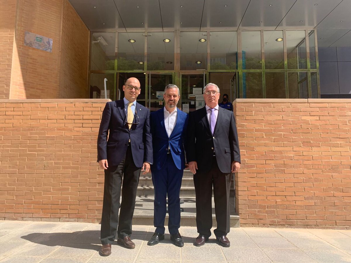 EconoHaciendAND's tweet photo. 📌 El consejero de #Hacienda y #FinanciaciónEuropea de @AndaluciaJunta, @juanBravoBaena, visita la Gerencia Provincial de la Agencia Tributaria de #Andalucía en #Málaga, junto al director de la #ATRIAN, Domingo Moreno, y el gerente provincial, Cristóbal Torres. 📸 https://t.co/i7cdaMtO0l