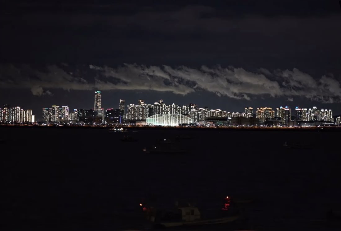 813films's tweet image. dark skies, 📷 by Jaemin