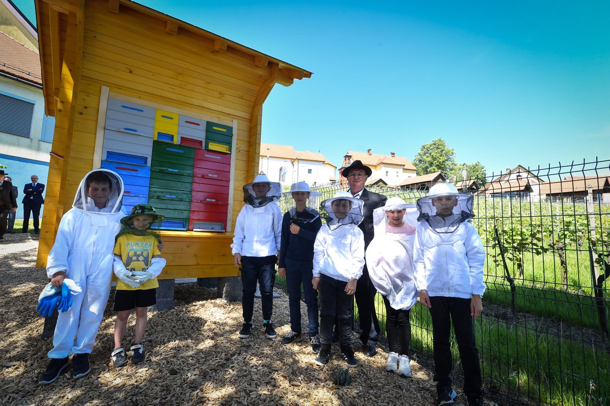 DutchMFA's tweet photo. 🇸🇮🐝 Today, the #Slovenia-#Benelux friendship bee hotel was unveiled to mark the 30th anniversary of diplomatic relations between the Republic of Slovenia and the Benelux countries. Learn more: https://t.co/QEH81FF5ME #WorldBeeDay https://t.co/V31exKLw4s