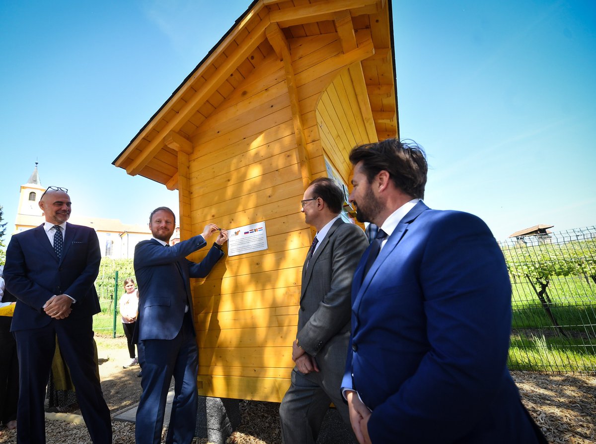 DutchMFA's tweet photo. 🇸🇮🐝 Today, the #Slovenia-#Benelux friendship bee hotel was unveiled to mark the 30th anniversary of diplomatic relations between the Republic of Slovenia and the Benelux countries. Learn more: https://t.co/QEH81FF5ME #WorldBeeDay https://t.co/V31exKLw4s