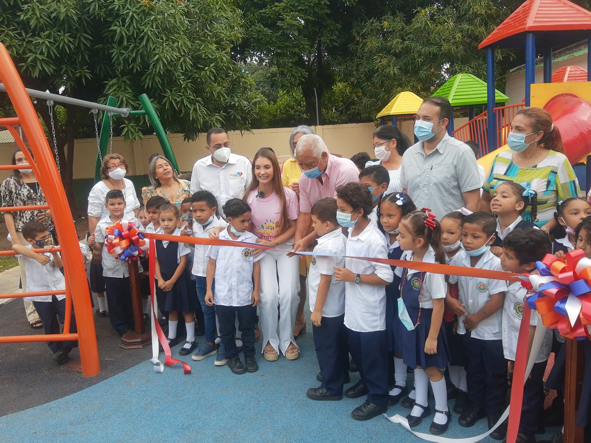 rlmedios's tweet photo. Más de 7.000 niños de instituciones educativas de Valledupar disfrutarán de juegos infantiles como el entregado por laprimera Gestora Laura Sierra en el colegio Alberto Herazo Palmera en el barrio La Popa. https://t.co/2mATWwYX0b