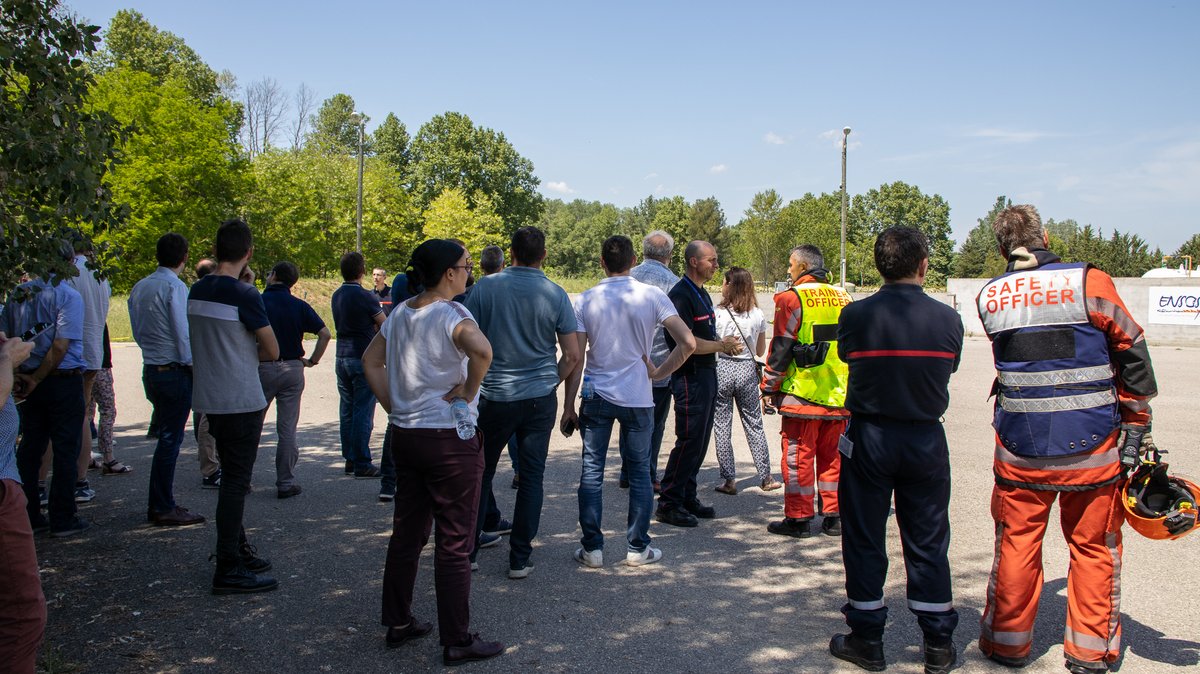 ENSOSP's tweet photo. 33 stagiaires ont suivi la 2e formation européenne en #sécurité de l'#hydrogène industriel « H2 Safety Risk Training Academy », dans le cadre du projet #Masshylia. Une formation réalisée avec @ENGIEgroup  @TotalEnergies et @bureauveritas 
👉Infos➡️ https://t.co/4JdzFknUqd https://t.co/IMfbFDlIhu