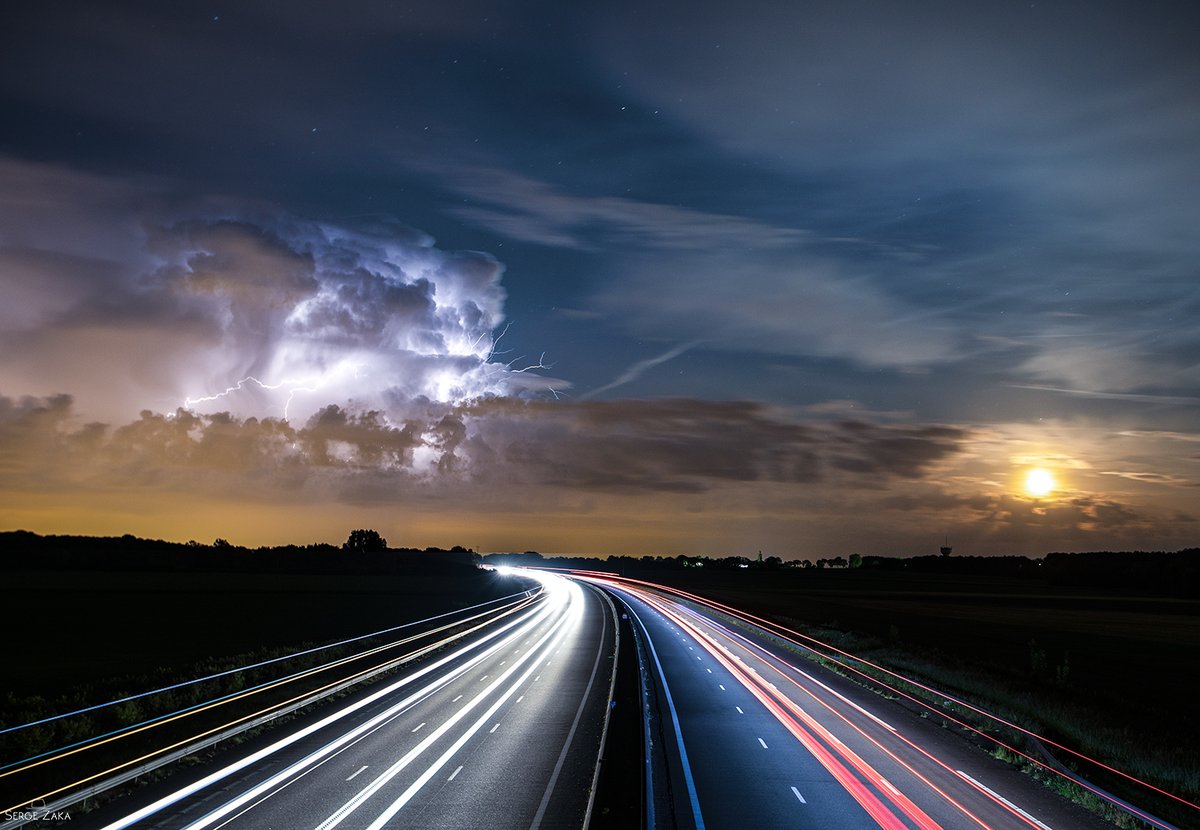 SergeZaka's tweet photo. 19 mai 2022 - Normandie.
Les bourgeonnements de l'orage francilien s'évacue par le nord laissant apparaître le levé de la Lune, les étoiles et les rares routiers qui défilent sur l'autoroute de Normandie.
Timelapse à venir. Ma dernière photo 👇 https://t.co/LDMZG5xhk8