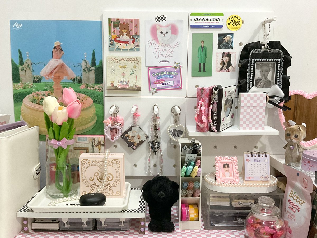 218diary's tweet photo. — 𝒜 little c𝒽ange in my desk 🌷 https://t.co/y5w5AqN7vw