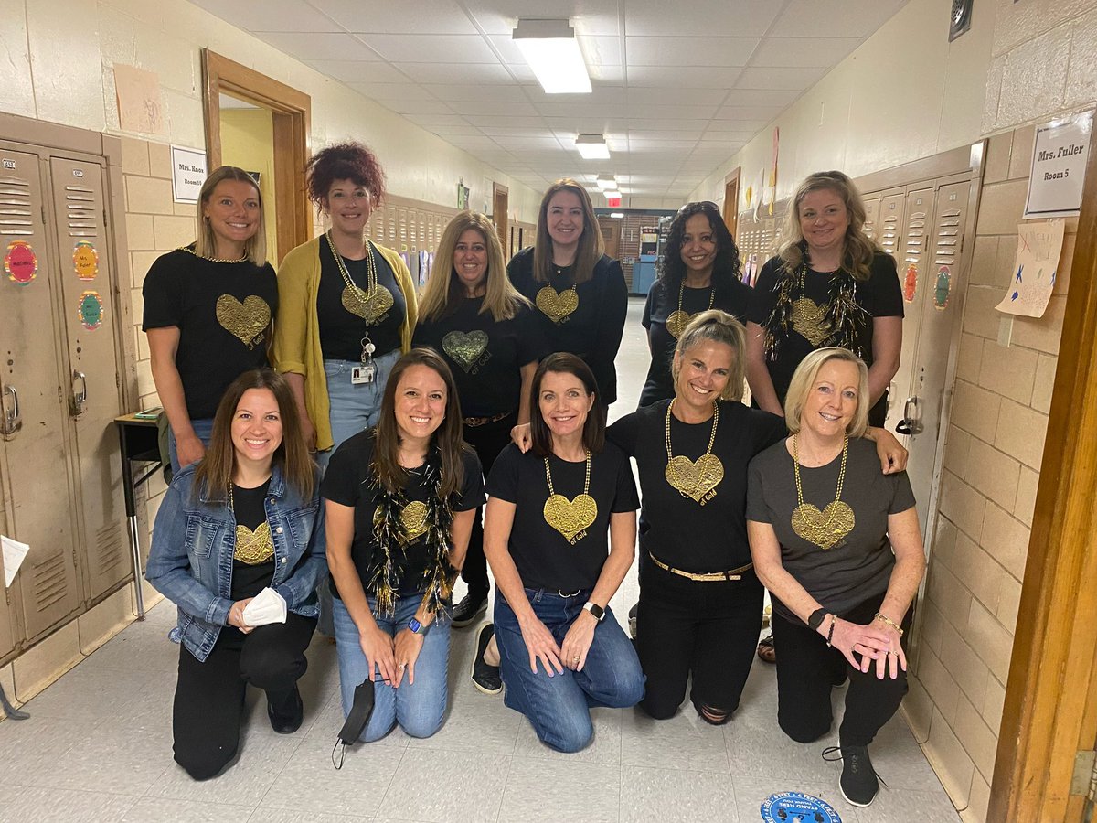 mrs_jordan_4's tweet photo. 🌟Heart of Gold🌟#idiomparade #fourthgradeteam https://t.co/AGBztfi8ad