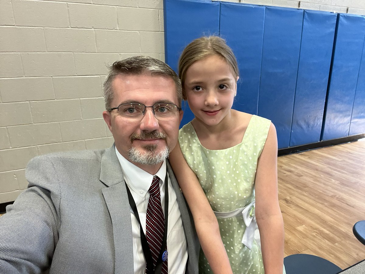 All_in_LC's tweet photo. Great crowd to see the 1st-3rd grade awards ceremony at Fallsburg. @FESDragons 

Also, got a big hug from my friend Nevaeh!  #OnceADragon #AllinLC https://t.co/Ly9x4zU6uN