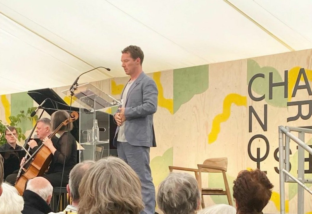 “You gave me hyancinths first a year ago; They called me the hyancinth girl.” Benedict Cumberbatch performing TSEliot’s The Wasteland at the #CharlestonFestival

📸: fionamckenziejohnston pic.twitter.com/rwrzE0NwTo
