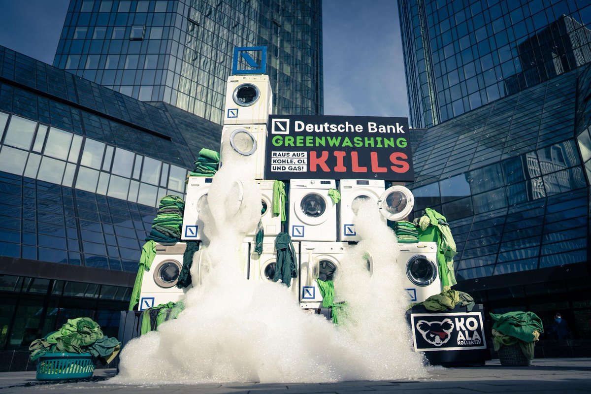 Riesiges Danke an alle und volle Soli mit allen, die heute an den Protesten gegen die <a href="/DeutscheBank/">Deutsche Bank</a> beteiligt waren:

<a href="/350Deutschland/">350.org Deutschland</a> <a href="/Luisamneubauer/">Luisa Neubauer</a> @KoalaKollektiv @XRLeipzig <a href="/Berlin4F/">Berlin4Future #NichtMitUns</a> uvm.

#StopEACOP #StopBurningIt