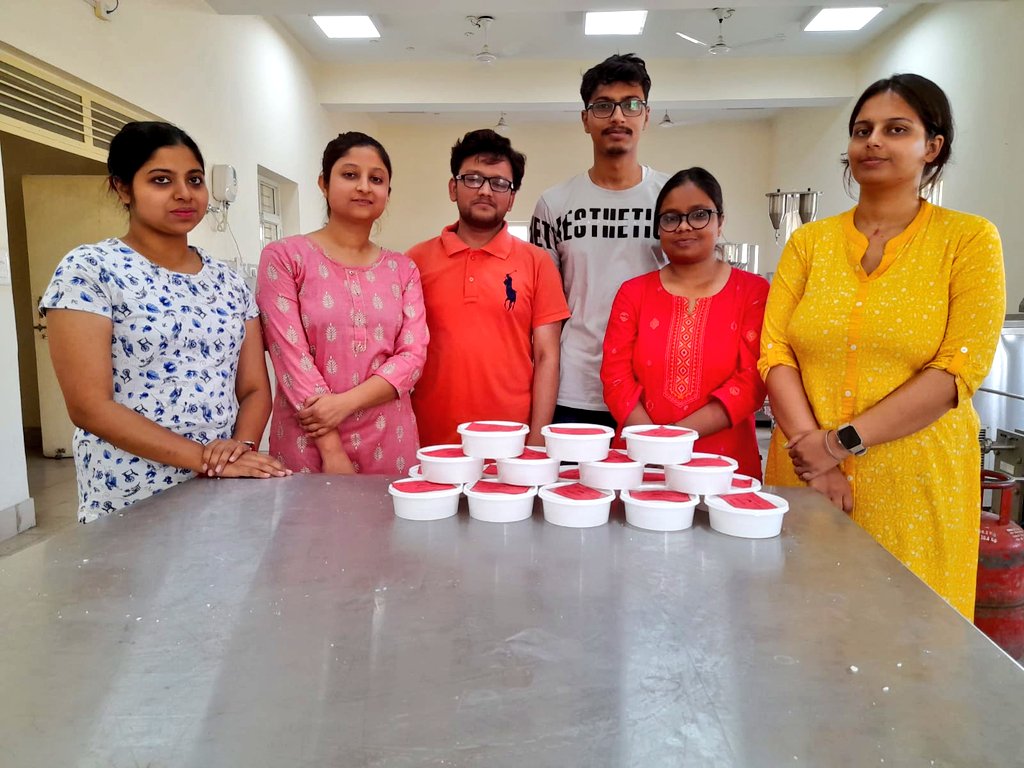 directoragbhu's tweet photo. कृषि विज्ञान संस्थान के बी.एस.सी.(कृषि) के अन्तिम वर्ष के छात्रों ने डेयरी विज्ञान और खाद्य प्रौद्योगिकी विभाग से प्रायोगिक प्रशिक्षण के अन्तर्गत दुग्ध प्रसंस्करण व उत्पाद निर्माण का कार्य पूरा किया।इस माड्यूल में 35 छात्रों ने प्रायोगिक इकाई में 3 महीने,हफ्ते में 3 दिन काम किया। https://t.co/W2HQHR4j8i