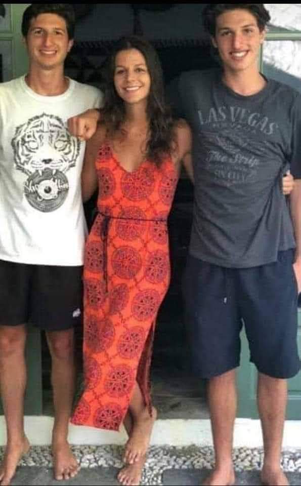 یہ بغیر شلواروں کے جائز نہ جائز بچے کسی ڈسکو کلب کے ڈانسرنہیں یہ عمران نیازی کےبچے ہیں جو لندن میں یھودیوں کےگھر میں شراب کباب موج مستی میں پل رھے ھیں انکاباپ عمران خان پاکستان میں  یوتیہوں کو ریاست مدینہ بنانے پر ٹرکا رہا ہیں  اور یہ جاہل نہیں سمجھ رہے ہیں #تقدس_حرم_نبوی_کانفرنس