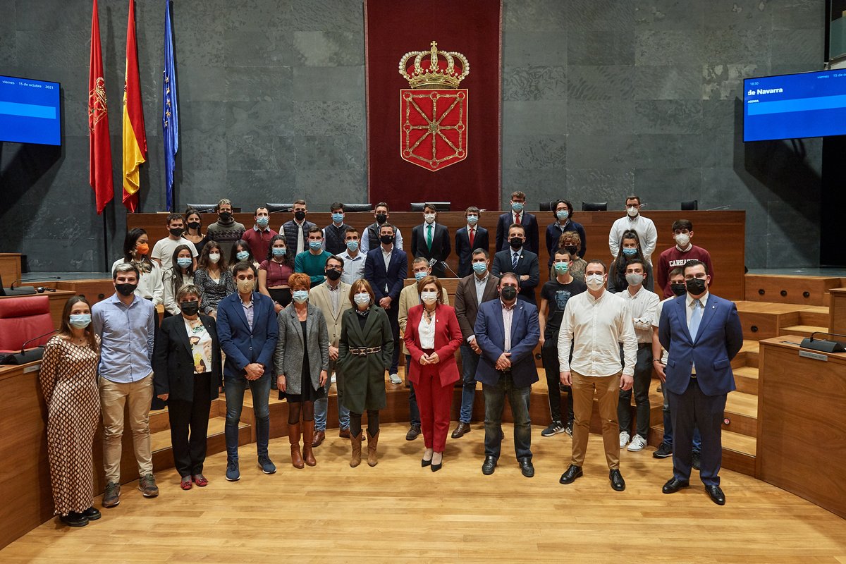 ¡Entre estas dos fotos han pasado CINCO años! 🥳
Por muchos más <a href="/parlamentoNA/">Parlamento de Navarra / Nafarroako Parlamentua</a> y <a href="/ConseJuvNA/">Consejo Juventud Na- Nafarroako Gazte Kontseilua</a> 🔝

Bi argazki hauen artean BOST urte igaro dira!🥳
<a href="/parlamentoNA/">Parlamento de Navarra / Nafarroako Parlamentua</a> eta <a href="/ConseJuvNA/">Consejo Juventud Na- Nafarroako Gazte Kontseilua</a> Lanean jarraituko dugu!  🔝

#ZorionakParlaJoven 🎂