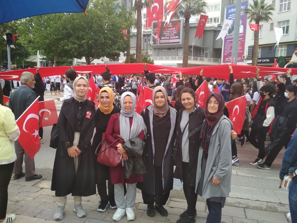 Sahinsubh's tweet photo. 19 Mayıs Gençlik ve Spor Bayramımız kutlu olsun. Fatma Yıldız Hanım Yurt Müdürlüğü personel ve ogrencileri 19 Mayis programına katildi.
@kasapoglu @recepalier
@omer_ilman @DenizliKYGM
@tekinkazak20 
@kacar_ozden https://t.co/jxjJTpDruG
