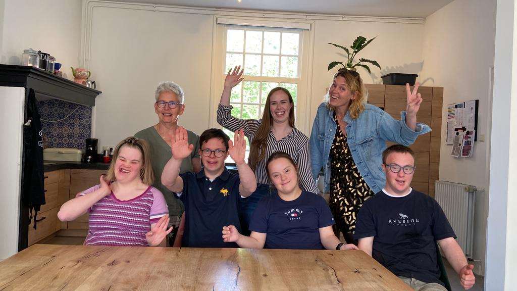 REGIO8's tweet photo. VIDEO | De Wondere Wereld in Vorden gaat De Feestfabriek helpen tijdens Mañana Mañana. 'Een kans  om mee te doen in de gewone wereld' https://t.co/l6ngYHvx64 https://t.co/llUWwMufWP