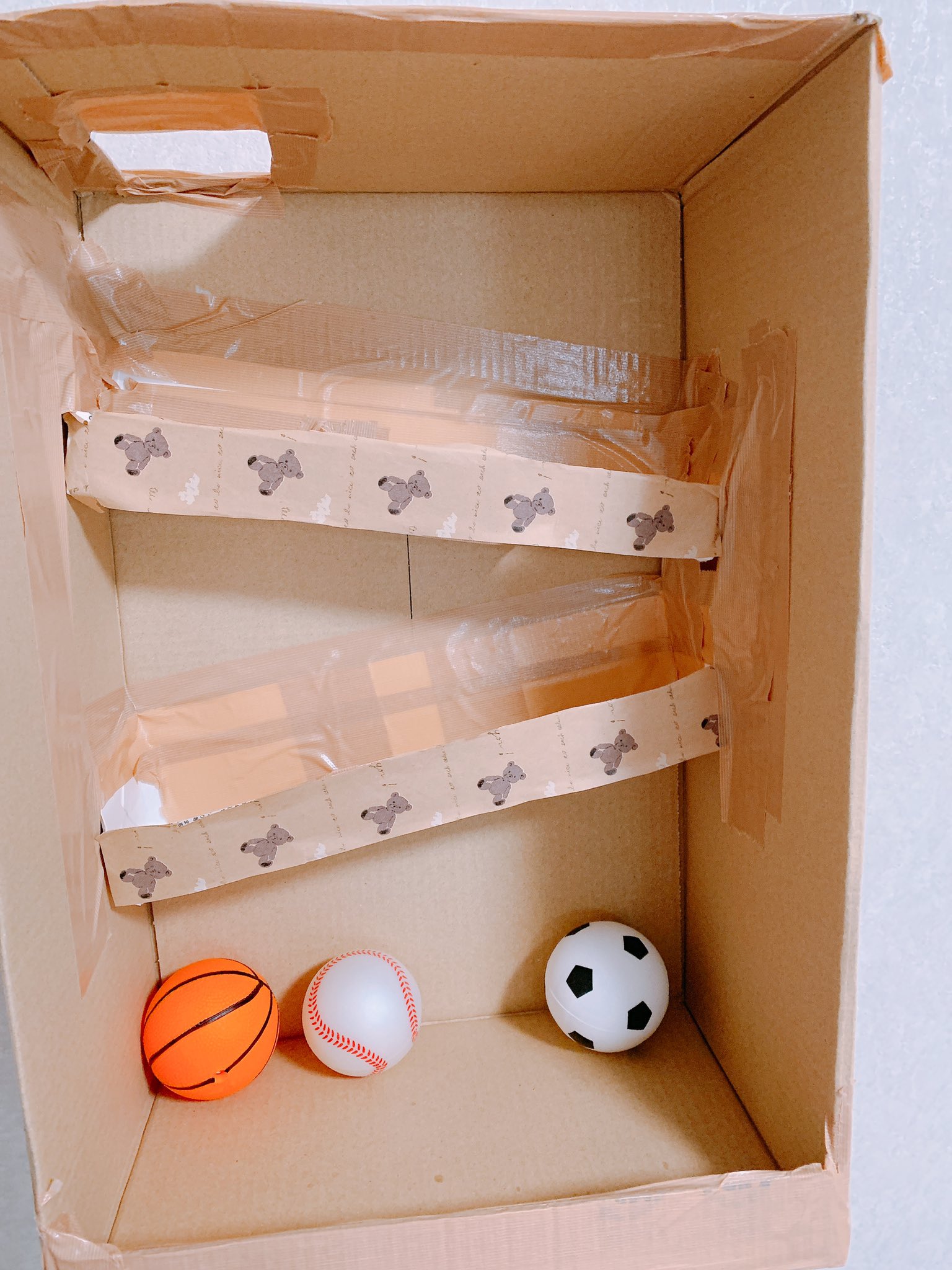 はる 9m 全然映えないけど 段ボールでスロープの玩具作ったよ むしゅこはボール好きだから食いついた 笑 赤ちゃん 段ボール玩具 牛乳パック ボール落とし スロープ T Co 7hqk9wadcz Twitter