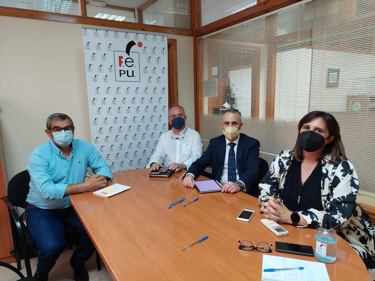 STR_Sindicato's tweet photo. La Delegación Meseta Sur del @STR_Sindicato se reune con representantes de la Federación de Empresarios de #Puertollano para explicar la iniciativa del #coeficientereductor de la edad de jubilación en la industria química, del refino y sus empresas auxiliares.
#STR_CRJ https://t.co/rhETPeuv3b