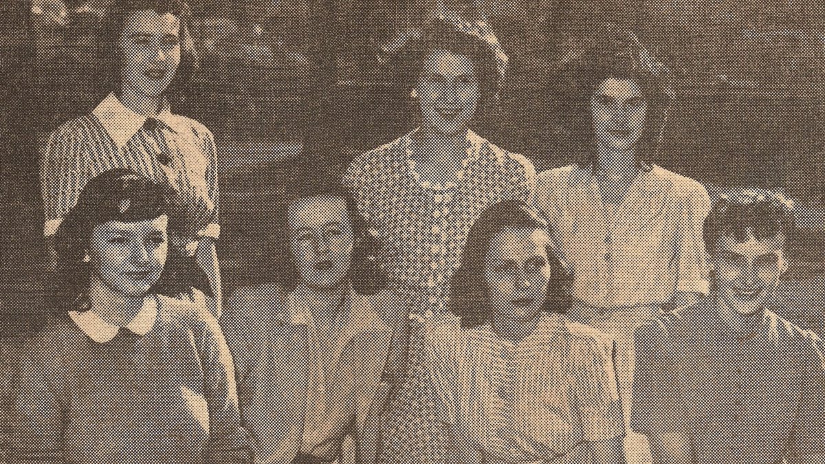 HowardColmanLib's tweet photo. Happy #ThrowbackThursday! Congratulations, Class of 2022! Part of the Class of 1942 is featured in this photograph from the Rockford Morning Star published on May 31, 1942. https://t.co/5NefBmsme7