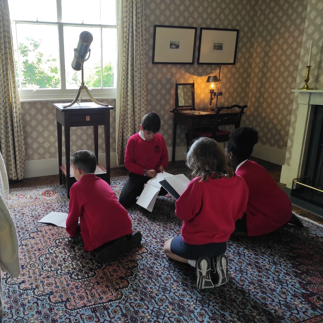 Another great morning of making art, learn about Turner and his house in Twickenham! Spring Grove Primary School visited us last Tuesday and they brought a beautiful shining sun with them!

To know more about our offer for schools, write to learning@turnershouse.org