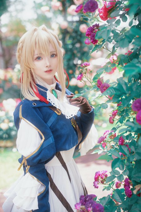 コスプレイヤー夢彩 ヴァイオレット エヴァーガーデン ブラックミストでアニメの透明感を演出