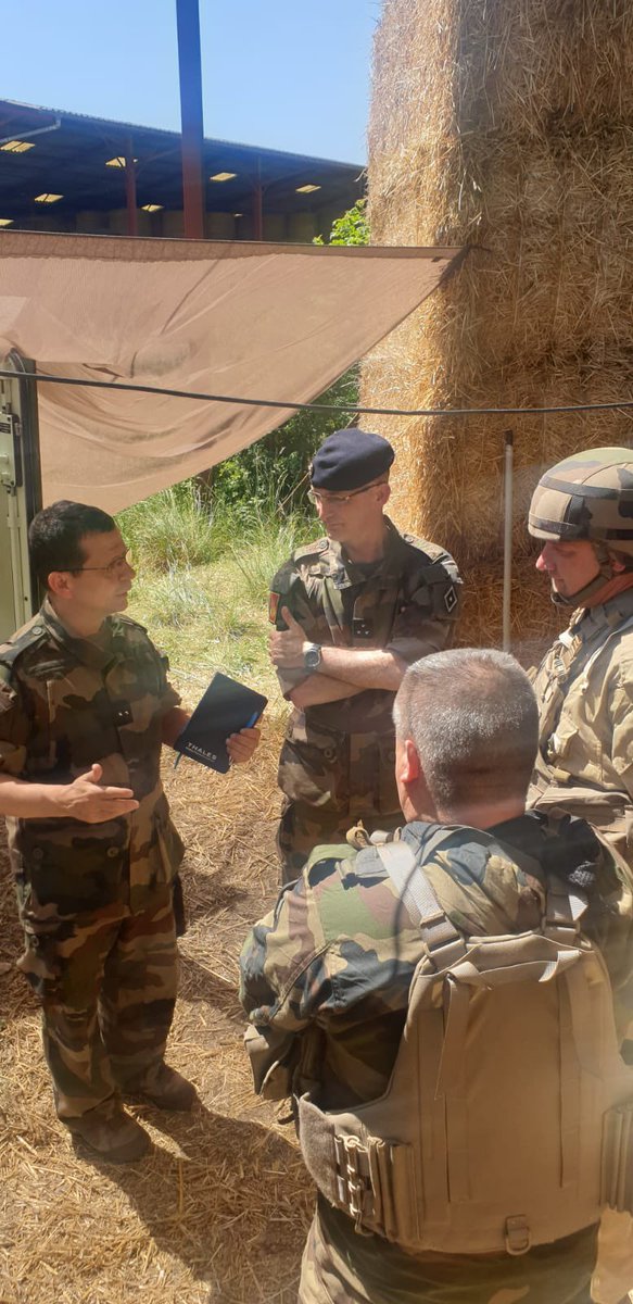 40RA_Officiel's tweet photo. Le colonel Garnier, chef de corps du régiment accueille les officiers généraux du @Commandement_FT et presente la nouvelle organisation dite "en miroir" du centre de coordination des feux (FSCC) et du PC régimentaire.
#ExerciceSTRASBOURG
#PrépaOPS
#HauteIntensité https://t.co/MSvlWqIVQ6