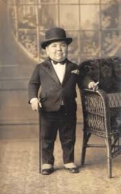 BruceNMunson's tweet photo. On a scale of one to #AmberHeard, how bad am I for seeing this picture and thinking it should have been use in a #PrintAd for a bank:
“We care about the #SmallBusinessman”? https://t.co/xxgMMm5Jlj