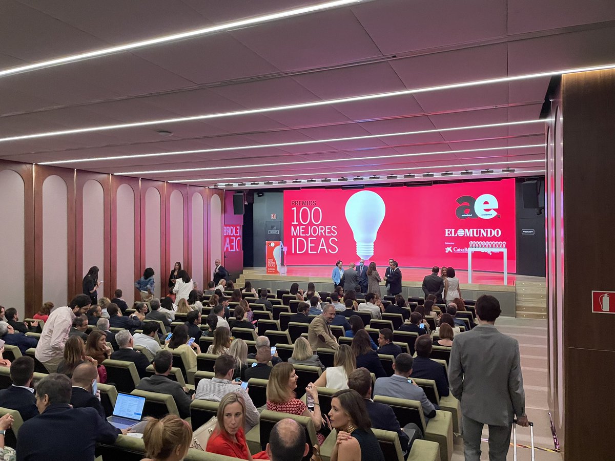 OrlandoVC11's tweet photo. Todo listo para empezar la premiacion de las 100 mejores ideas de @laeconomica y feliz de encontrar @armstrongmoron https://t.co/Pbk1PRnRaK