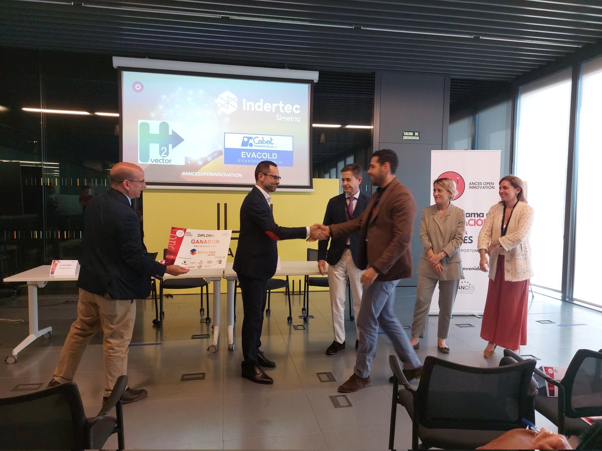 simetria_grupo's tweet photo. La solución presentada por @H2Vector ha sido la que desde #Indertec hemos seleccionado cómo la que mejor resuelve nuestro reto. ¡Enhorabuena! Gracias a #Cobet y Diego Parra por vuestras propuestas.
#AncesOpenInnovation @AncesSpain @LaNaveMadrid https://t.co/z0CWT1HT2o