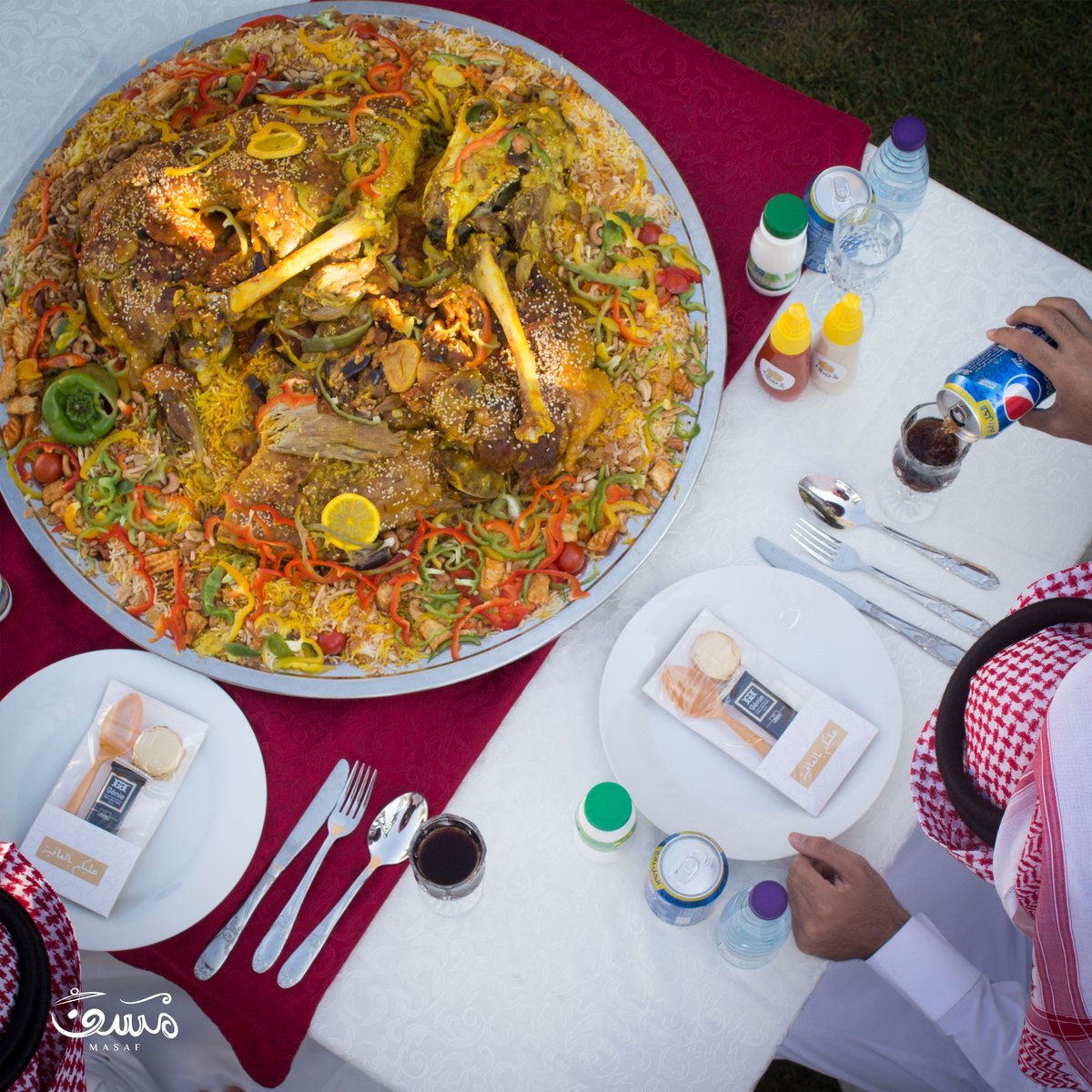 موقف صعب، يا تاكل بالملعقة والشوكة وما تخرب رسميتك وكشختك.. أو تضرب بالخمس وتاخذ راحتك بالأكل. 
وش بيكون قرارك بهالموقف؟ 😂