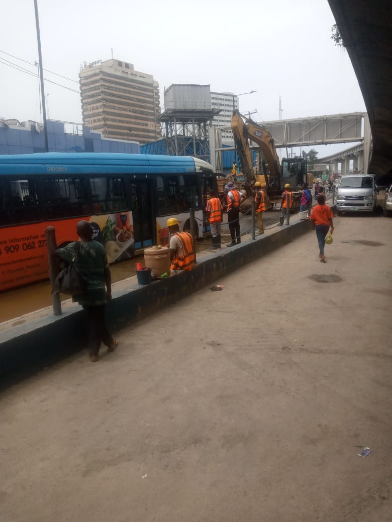 trafficbutter's tweet photo. VIA @followlastma: [12:02PM] #Elegbata #RoadRehabilitation Road palliative work has commenced at Elegbata by CFAO inward Leventis, hence all traffic has been rerouted to Elegbata/Apongbon link bridge inward CMS bridge. https://t.co/tRp9cMf19p