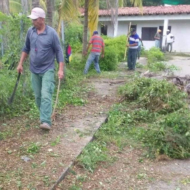 gobpampan22's tweet photo. #19Mayo | La Coord. de Embellecimiento y Ornato realizó jornada de limpieza en la antigua sede de Protección Civil #Monay, junto con personal de la Prefectura La Paz, Milicia Bolivariana, @MSomosVen
Parroquial y demás movimientos  @ManuelPenaA
@Gerardo4fPsuv
@GobTrujillo https://t.co/3CWx6ZfQRb