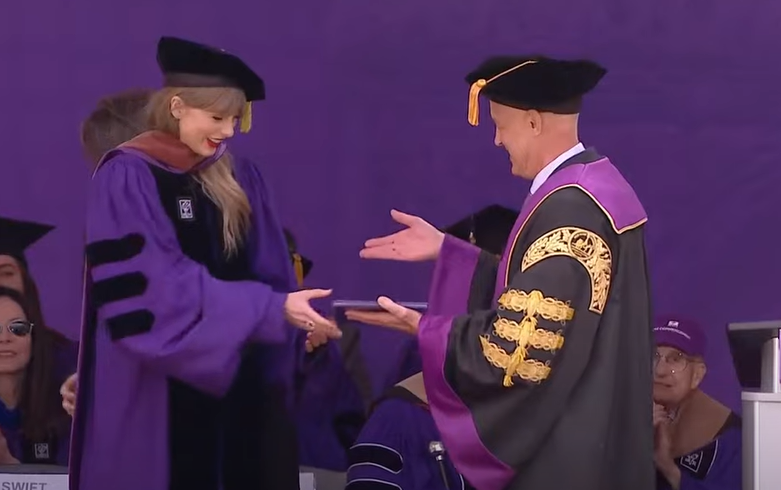 doctorswiff's tweet photo. "YOU DROPPED MY F*CKING HAND! WHAT AM I SUPPOSED TO DO WITH THAT?"
- All Too Well (10 Minute Version) (Taylor's Version) (From The Vault)
#doctortaylorswift #22GraduatesVersion Dr Taylor Swift, everybody. @taylornation13 @taylorswift13 https://t.co/aFPFUlehZq
