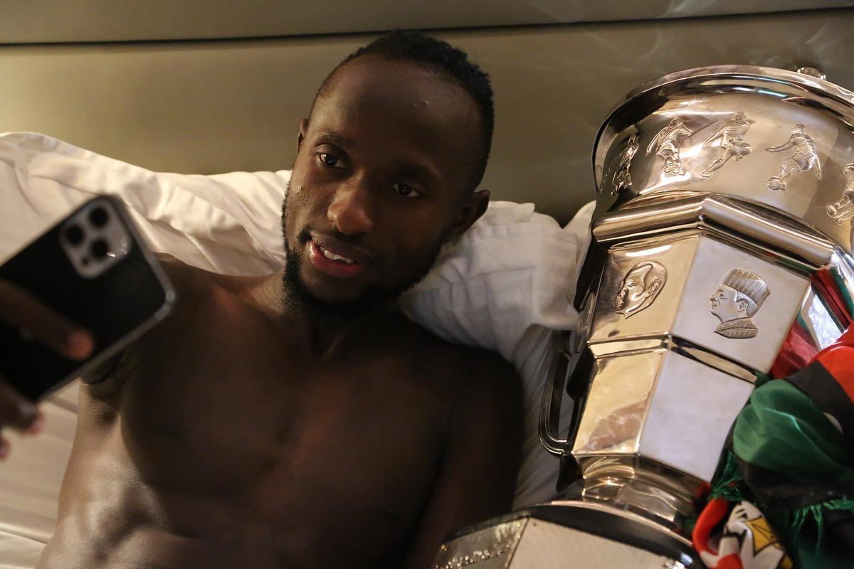 imfuraluc01's tweet photo. #BnBSports 

Ahabaye amafaranga niyo yabura arongera akahagaruka! 

Ubanza n’ibikombe aho byabaye bigenda uko… 

Umusore w’Amavubi Manzi Thierry murabona se atameze neza i Rabat… 

Shampiyona: 4 
Ibikombe by’ibihugu 2: 🇷🇼 &amp; 🇲🇦 

#ASFAR ❤️🖤💚

💯💪👏👏👏

@bbfmumwezi 95.3 FM https://t.co/cYeS8zCpfX