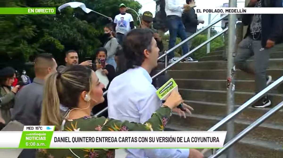 ((Al Aire)) #ConsejoTA | En la estación del Metro de Medellín, el alcalde suspendido Daniel Quintero le entrega cartas a la ciudadanía para explicar la actual coyuntura de la ciudad. En directo <a href="/Tatibalvin/">Tatiana Carolina Balvín Rodríguez</a>, desde Medellín. | shorturl.at/doyN7