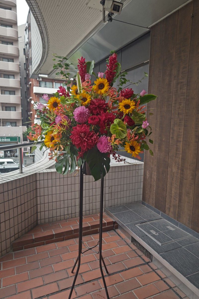 mmusee1's tweet photo. 港区六本木The Youth lnc様へ開店祝スタンド花をお届けいたしました。 | 港区麻布十番花屋 M.Museeオフィシャルブログ - https://t.co/TAo6kGCz2o https://t.co/2yjUPjBibf