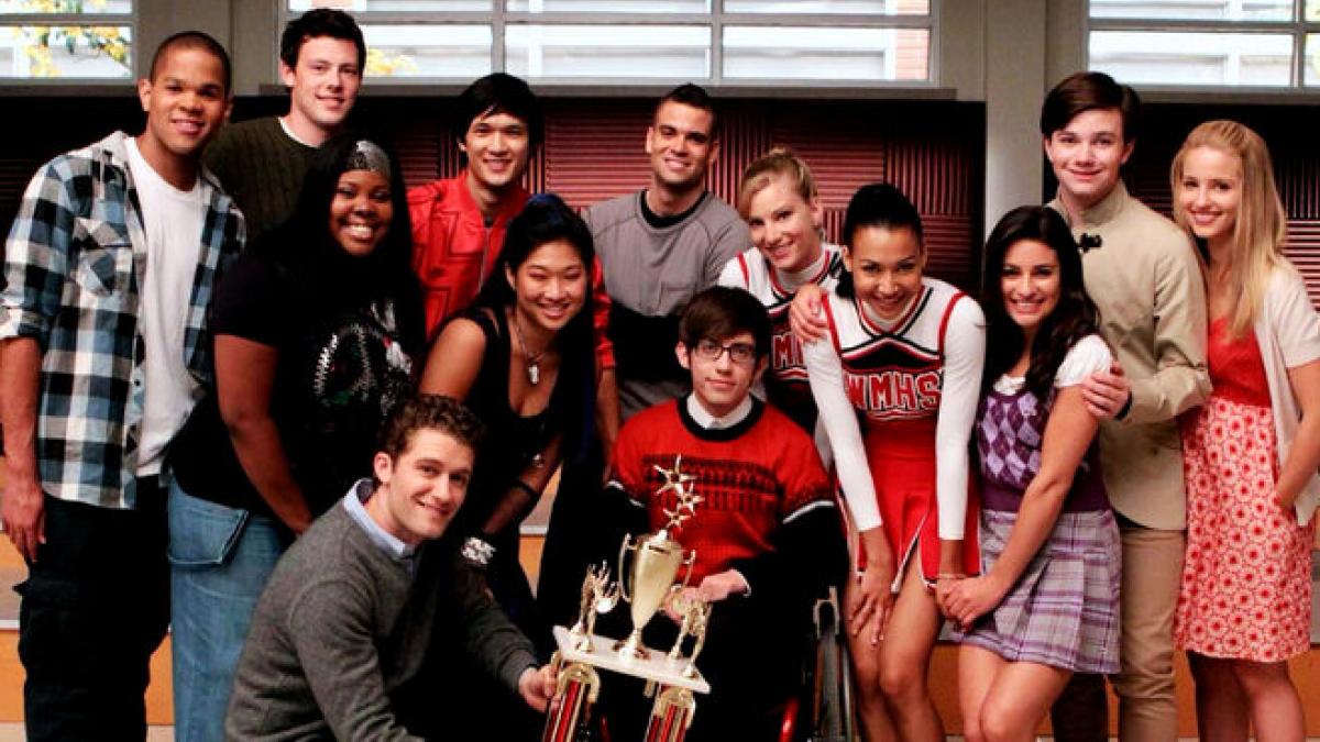 rominapegoraro's tweet photo. Hace 13 años se estrenaba #Glee en Fox.
La serie tuvo 6 temporadas, 121 episodios y fue un éxito teniendo más de 700 interpretaciones musicales y ganando 6 Emmy, convirtiéndose en una de las series favoritas https://t.co/i4Lgq0zhSc