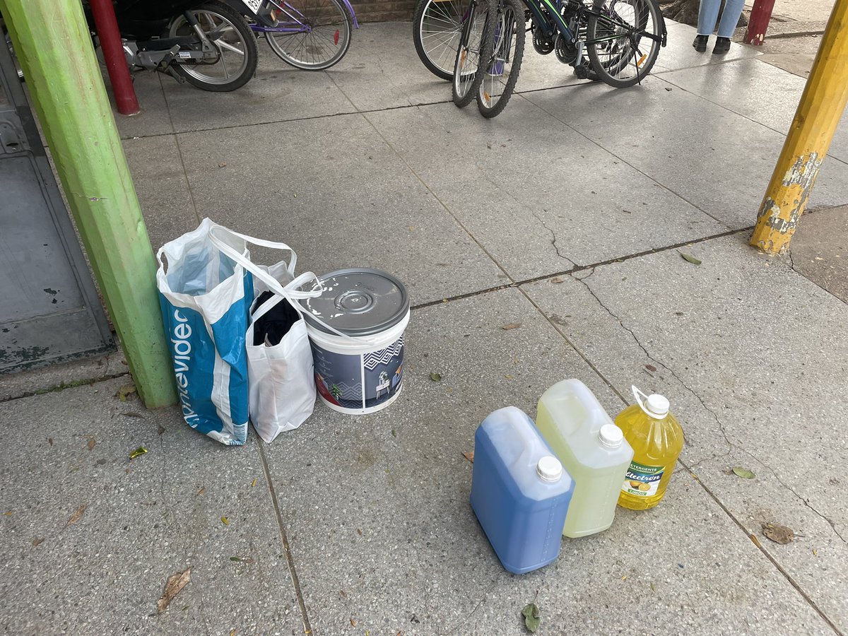 PenaRaulCal's tweet photo. En la tarde de ayer concurrimos a la escuela 228 de Suarez a colaborar con pintura, artículos de limpieza y variedad de libros y cuentos infantiles! Agradecemos a todos los que colaboran con la peña y a la directora que nos abrió las puertas! Seguimos por más💪🏽 esto es Peñarol! https://t.co/ooaxSLpZIP