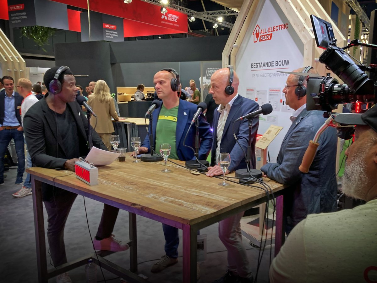 Alklima's tweet photo. De hybride warmtepomp. Verduurzamen. Gasprijs. Warmtepomptechnologie. Het nieuws van maandag. Leveringsperikelen. Het komt allemaal aan bod tijdens de podcast die we opnemen op onze stand tijdens @VSKbeurs. Met o.a. @yddeb  en @mawesper #vsk #vsk2022 #allelectricready #warmtepomp https://t.co/z3VlA2mqRB