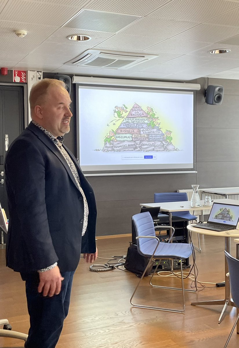 Pienen teknisen kompastelun jälkeen kuukausikokous käynnissä, <a href="/koskinenmik/">Mikko Koskinen</a> <a href="/sok/">S</a> kertoo havainnollisesti #kriisitilanne hallinnasta.

Kiitos <a href="/2NS_fi/">2NS 🇺🇦</a> tilajärjestelyistä!