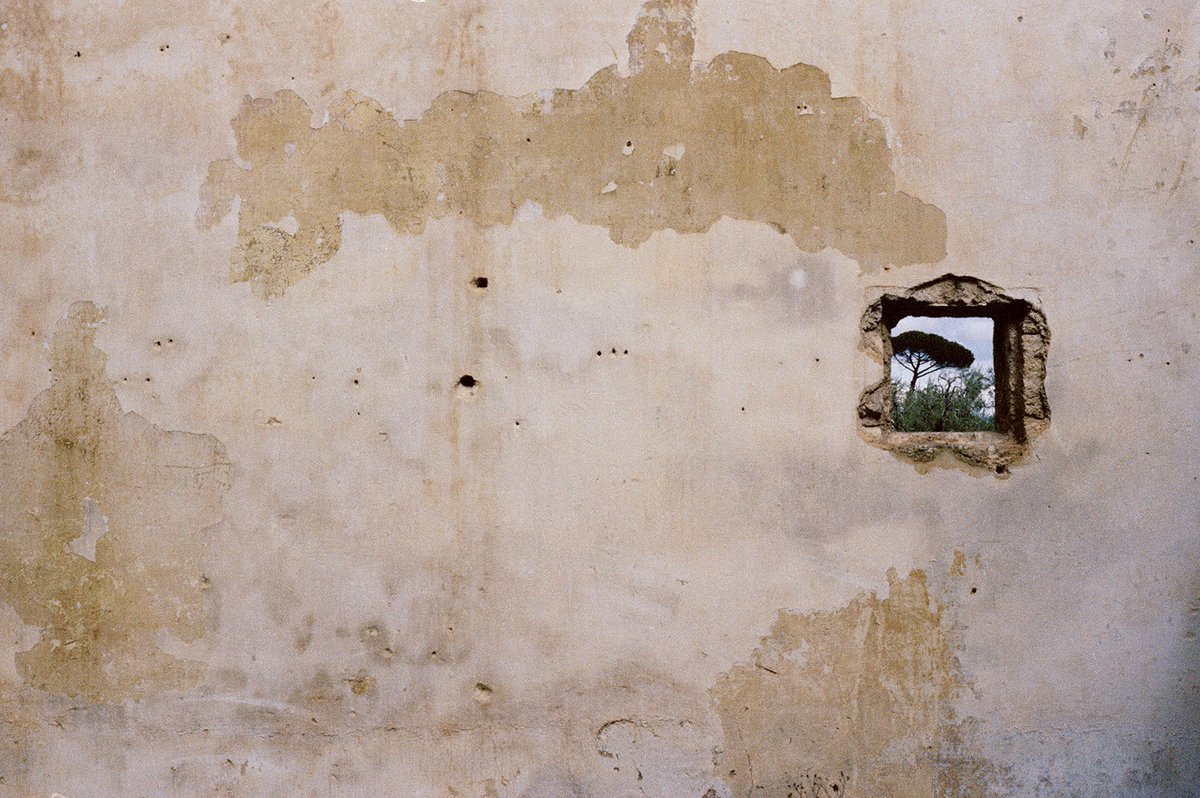 Al di là del muro. © Luigi Ghirri