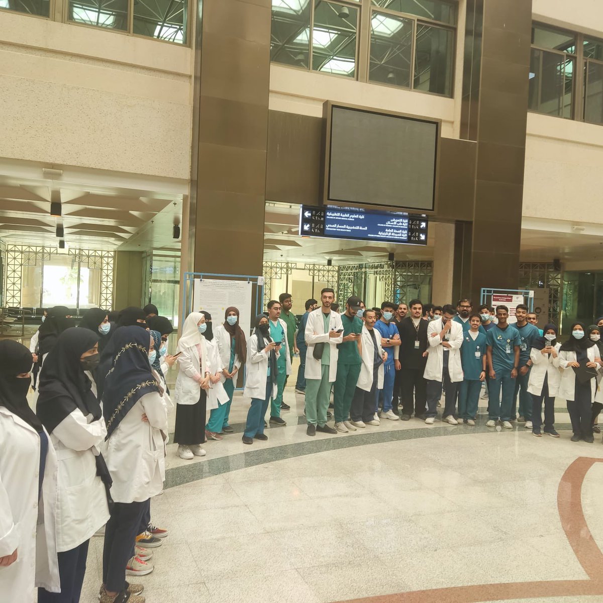 N_Khathlan's tweet photo. انعقد هذا الصباح في بهو الكليات الصحية يوم البحث الطلابي الثامن لطلاب الرعاية التنفسية بمشاركة ٩ أبحاث علمية .. 
كل الشكر لمشرفي ابحاث الطلاب والطالبات و للمحكمين المتميزين من داخل وخارج الجامعة @DrAlqahtani_JS @DrLAlSaikhan @MaHeR_RT  @ASAoct وألف مبرووك للابحاث الفائزة https://t.co/mhJPoApmvu