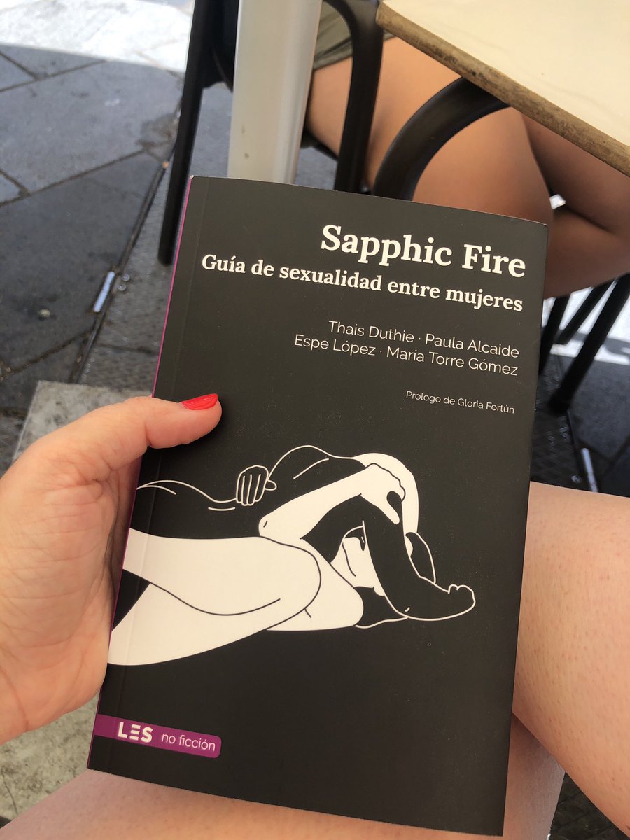BetaSexologia's tweet photo. ¿Puedo morir ya de emoción? Puedo!! Ya está en mis manos!! Nuestra pequeña criatura!! @paulalcaide @arseroticas @ThaisDuthie @LESeditorial https://t.co/xfZd4w1ug3