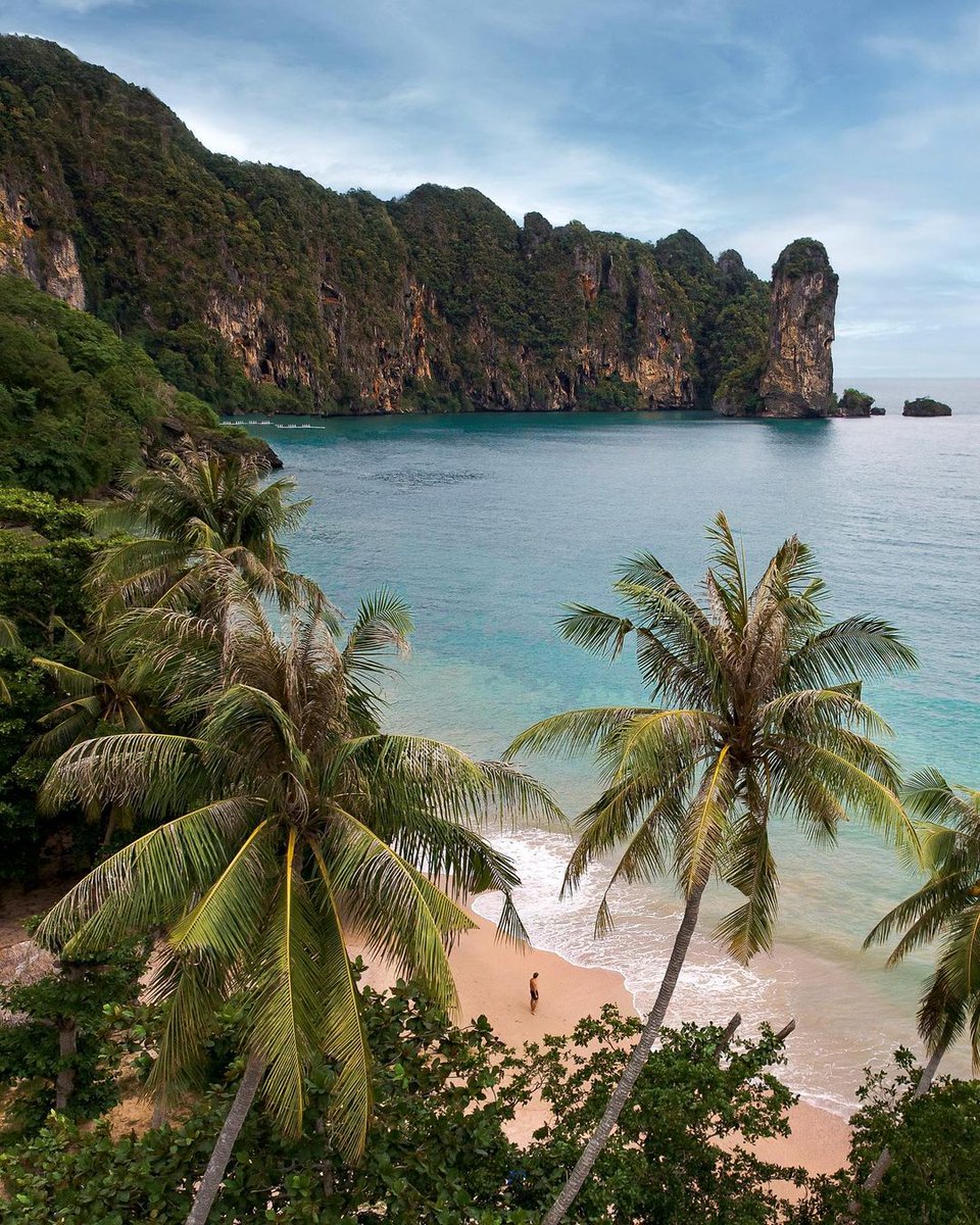 Située dans la province de #Krabi dans le sud
de la #Thaïlande, #AoNang est une station balnéaire qui abrite un large éventail d'hôtels, de restaurants et de bars. Son grand choix de visites et d'attractions en fait un lieu de séjour agréable et pratique.

📸: @gavsgoneagain